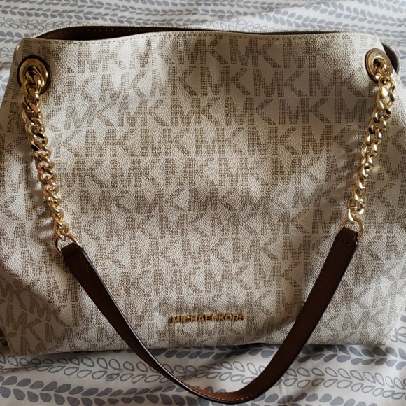 Michael Kors Accessories - MK purse very good condition hardly used